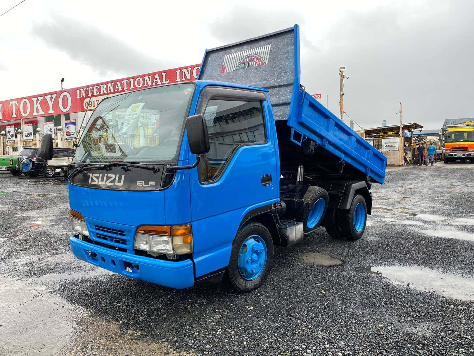 Isuzu Elf Blauwe Vuilniswagen Achtergrond