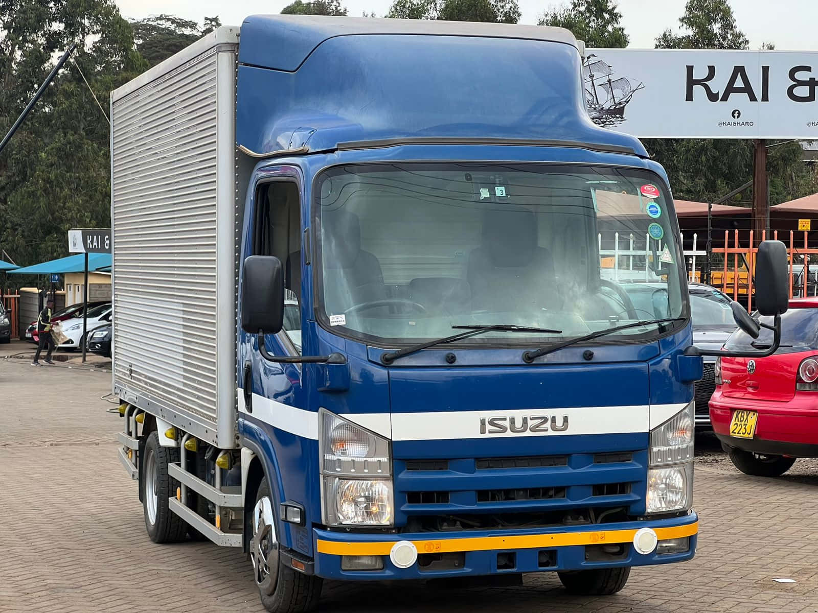 Isuzu Elf Sininen Kuorma-auto Pysäköity Taustakuva