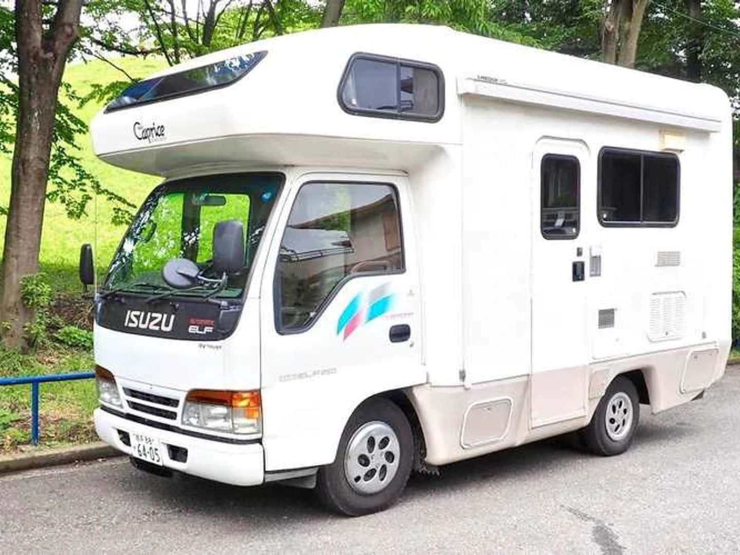 Isuzu Elf Camper Van Geparkeerd In De Openlucht Achtergrond