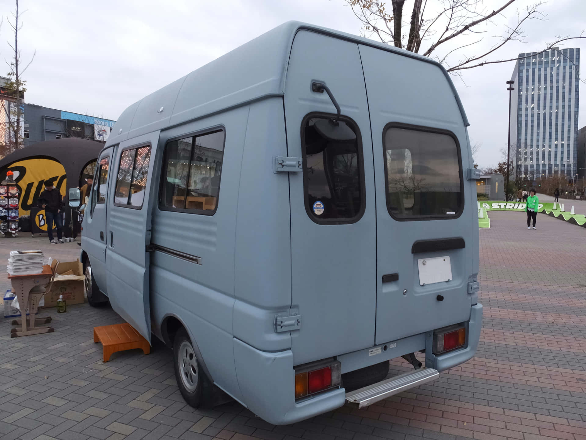 Isuzu Elf Camper Van Achteraanzicht Achtergrond