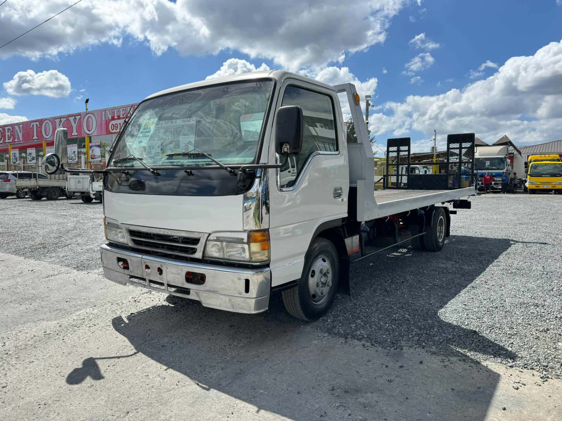 Isuzu Elf Vlakbed Truck Geparkeerd Achtergrond