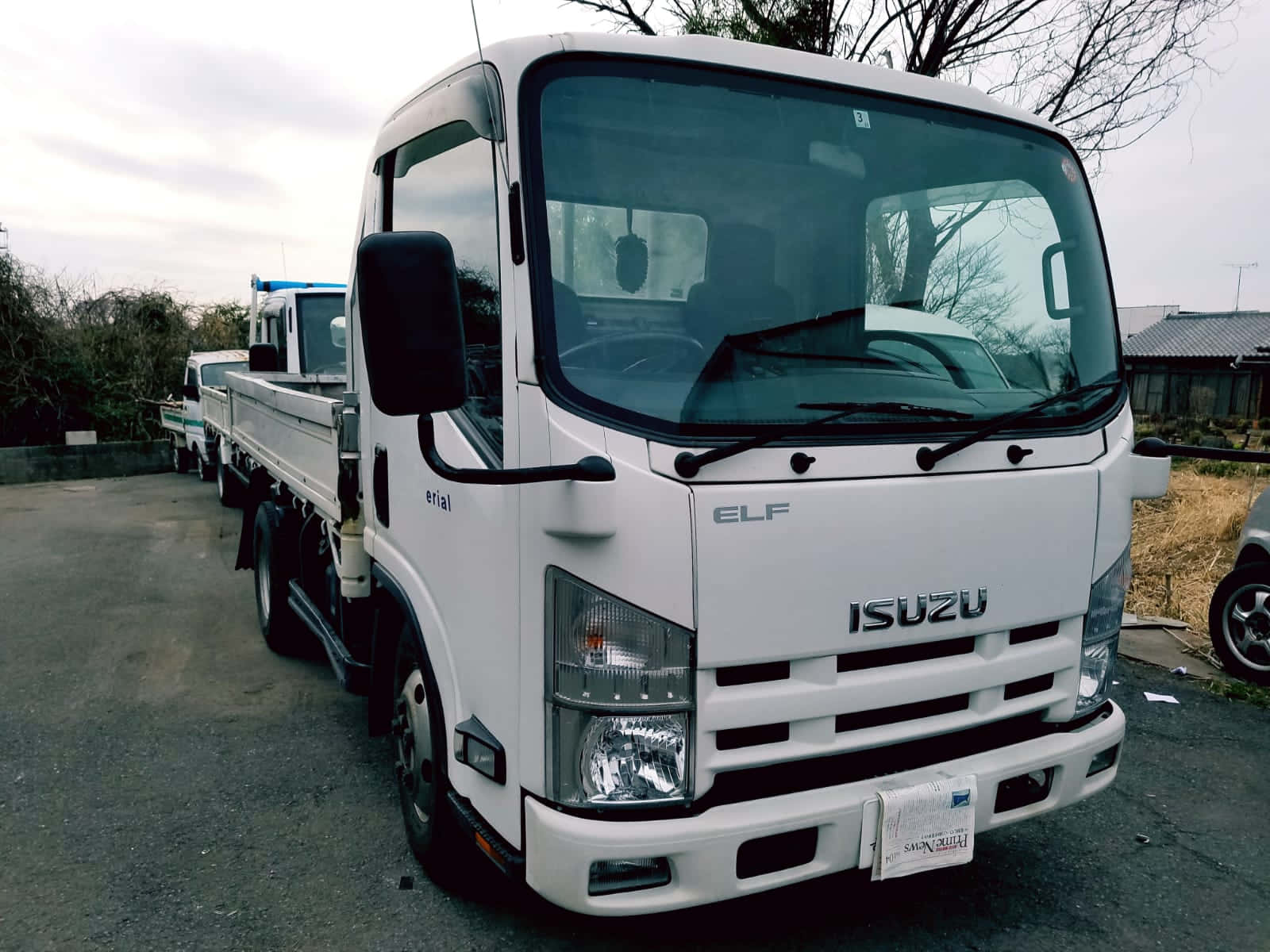 Isuzu Elf Vlakbed Truck Geparkeerd Achtergrond