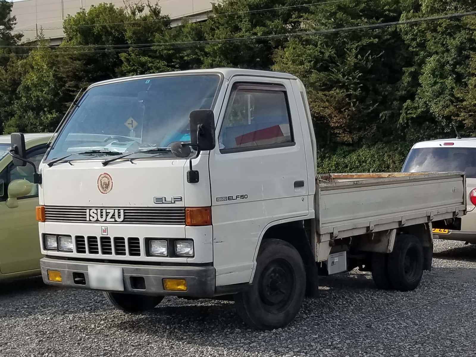 Isuzu Elf Vlakbed Truck Geparkeerd Achtergrond