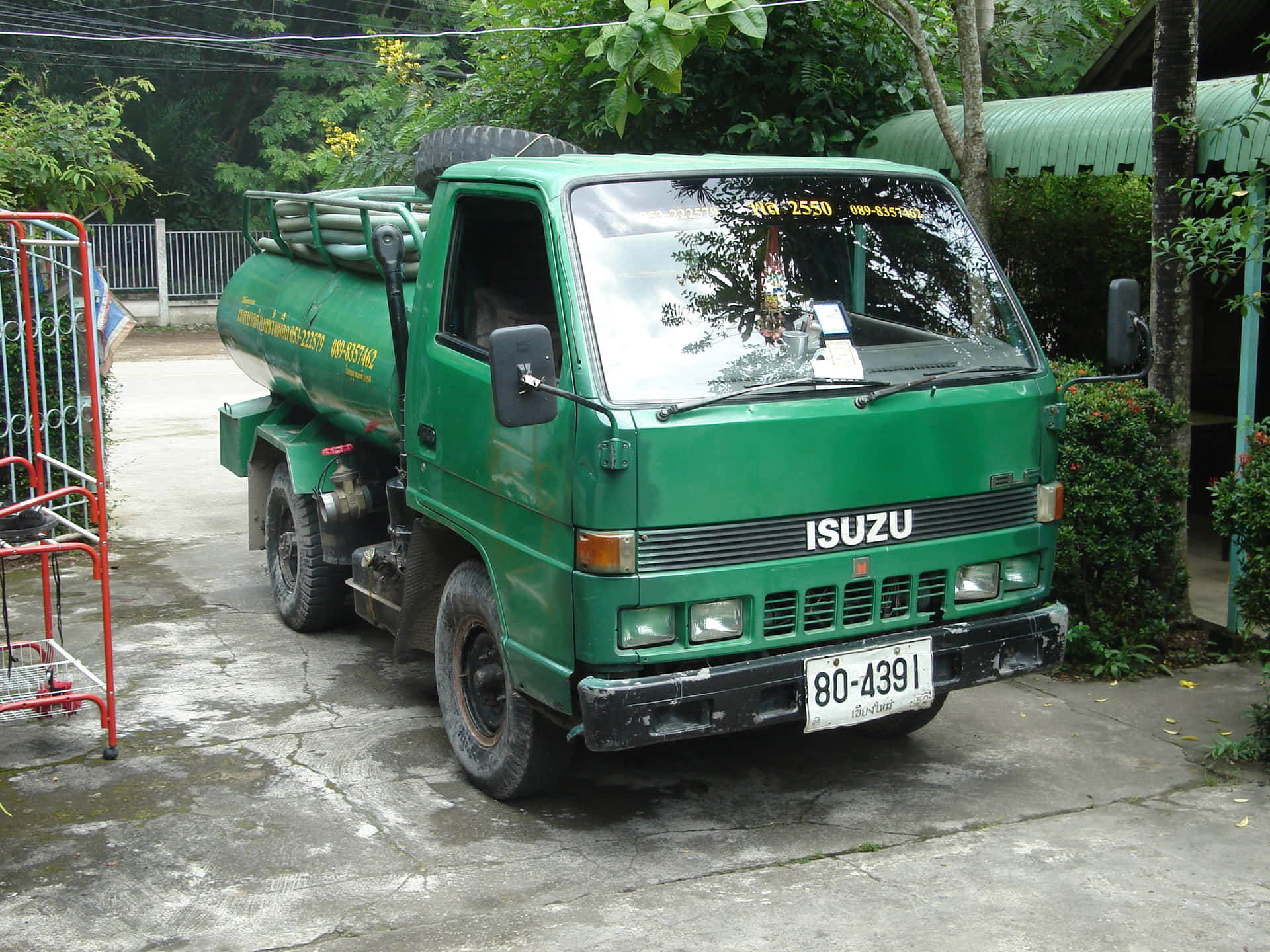 Isuzu Elf Vihreä Vesisäiliöauto Taustakuva