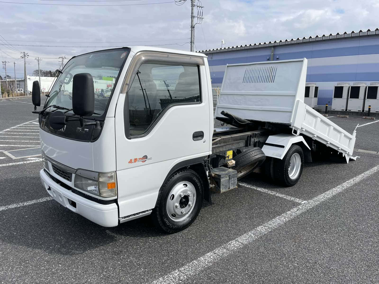 Isuzu Elf Witte Dumptruck Achtergrond