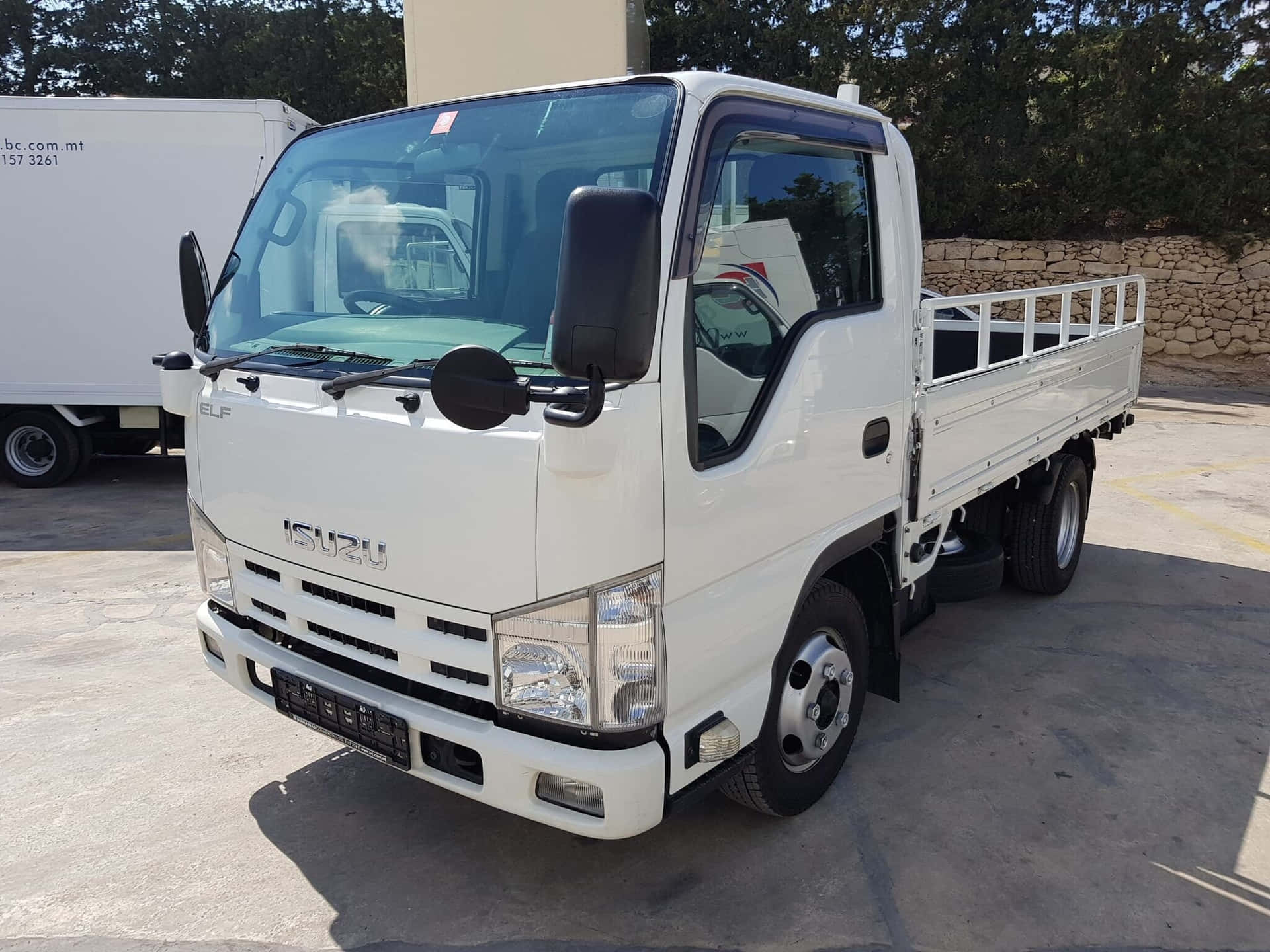 Truk Flatbed Isuzu Elf Putih Wallpaper