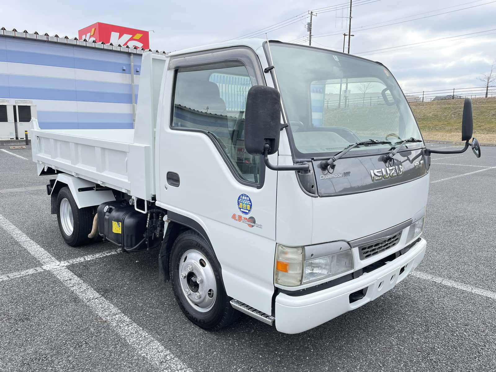 Isuzu Elf Witte Truck Geparkeerd Achtergrond