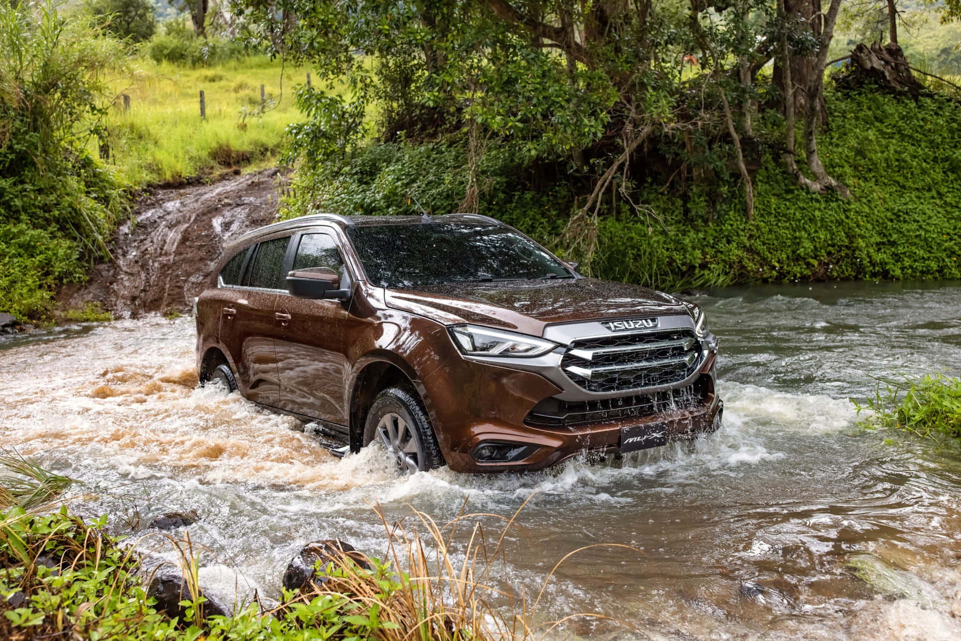 Isuzu Mu-x Kulkemassa Moottoritiellä Hämärässä Taustakuva