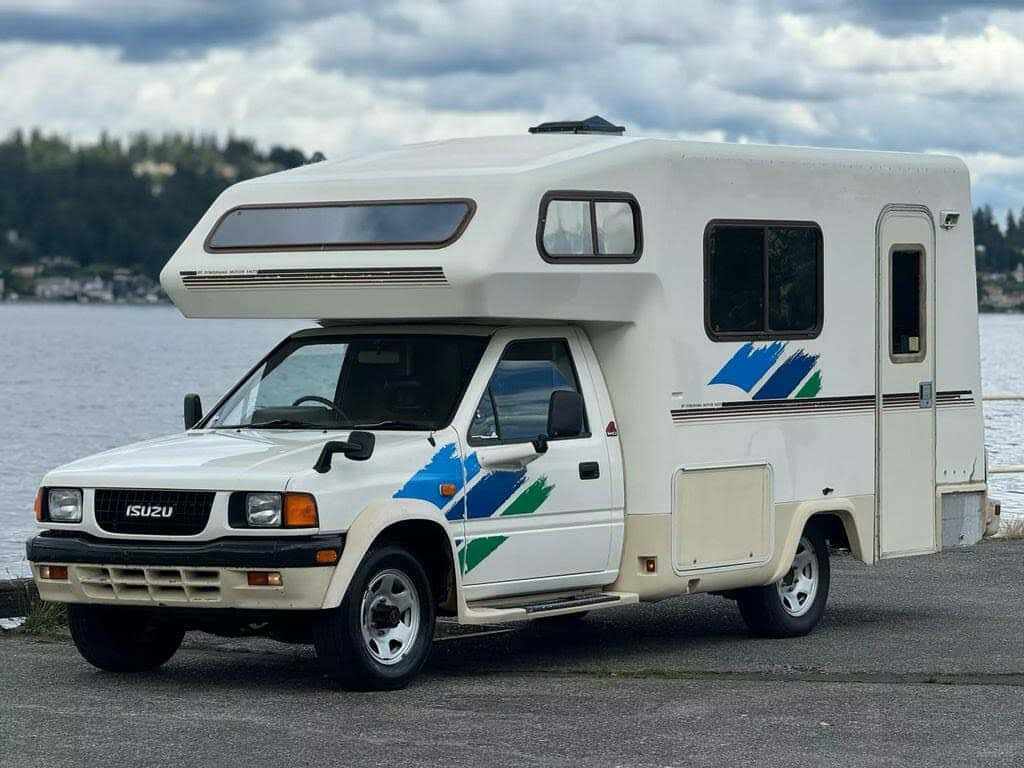 Isuzu Rodeo Camper Ved Innsjø Bakgrunnsbildet