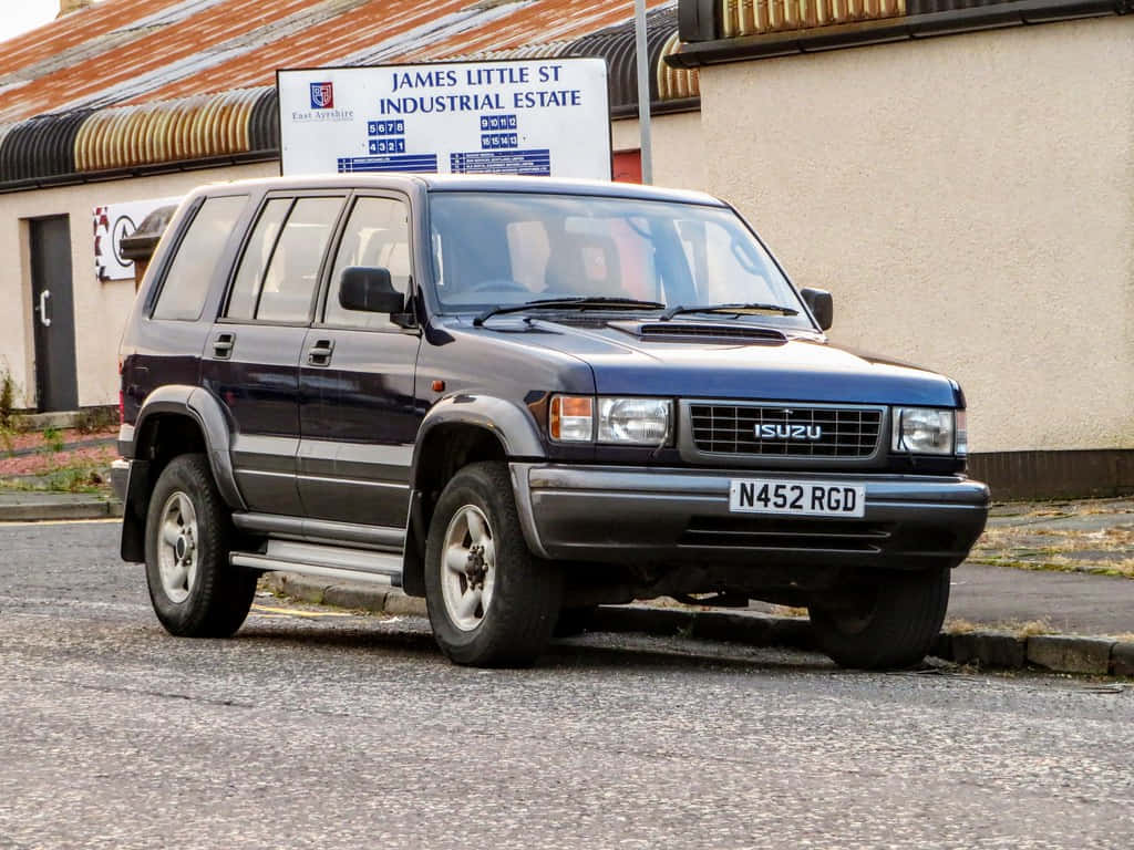 Isuzu Rodeo Geparkeerd Op Straat Achtergrond