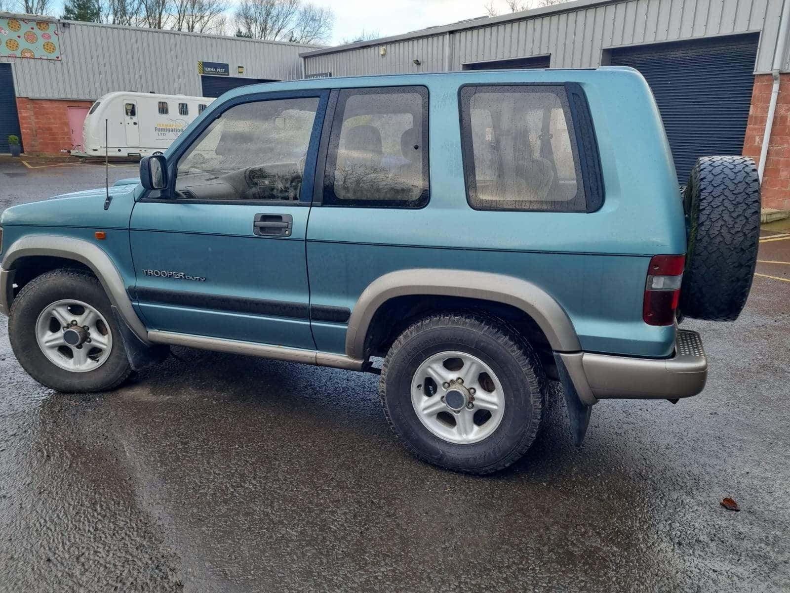 Isuzu Trooper Suv Parkert Utendørs Bakgrunnsbildet