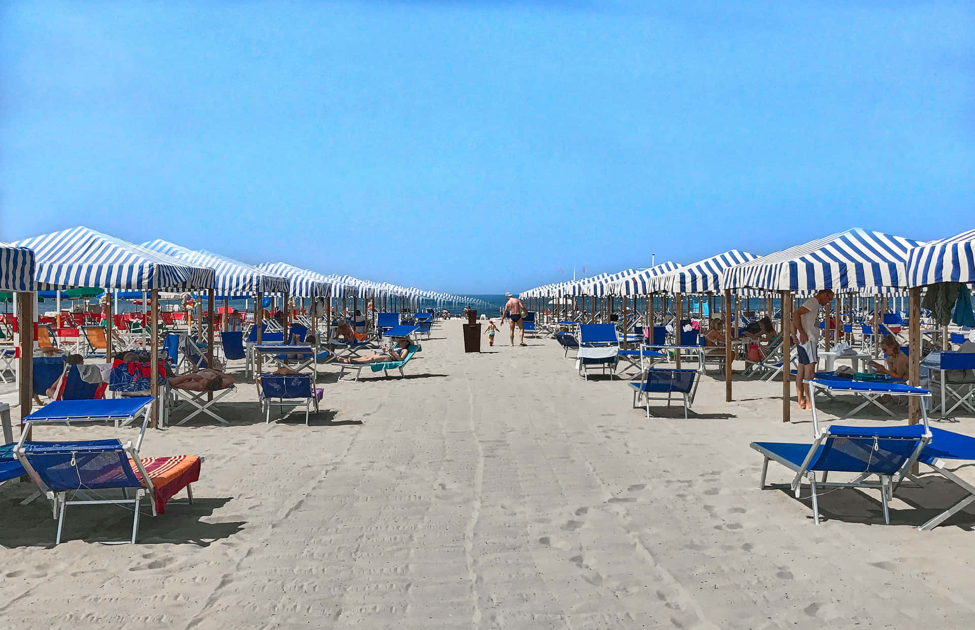 Download Italian Beach 2560 X 1655 Wallpaper Wallpaper | Wallpapers.com