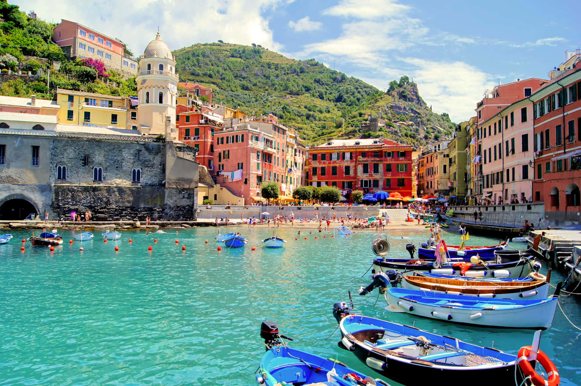 Escapea Una Serena Playa Italiana Fondo de pantalla