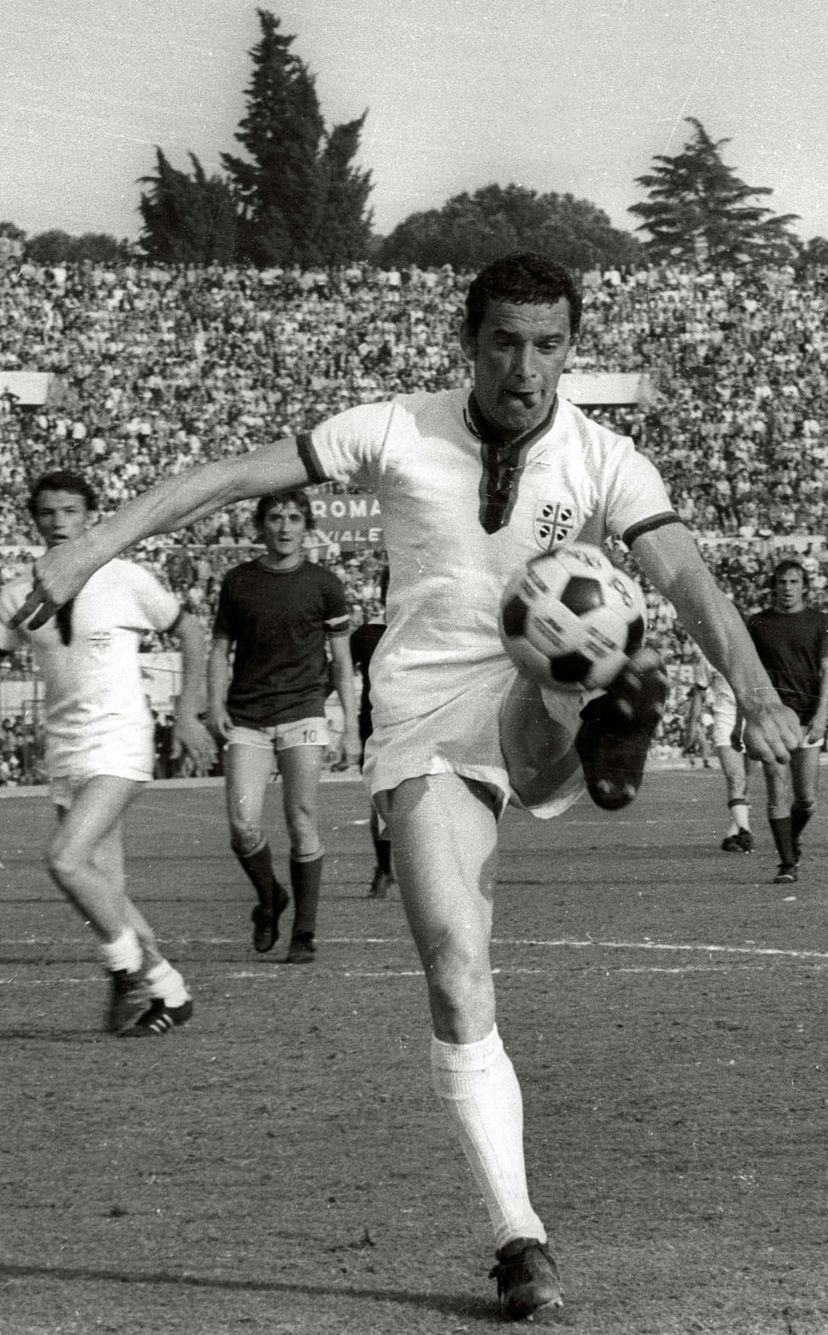 Jugadorde Fútbol Italiano Luigi Riva En Escala De Grises. Fondo de pantalla