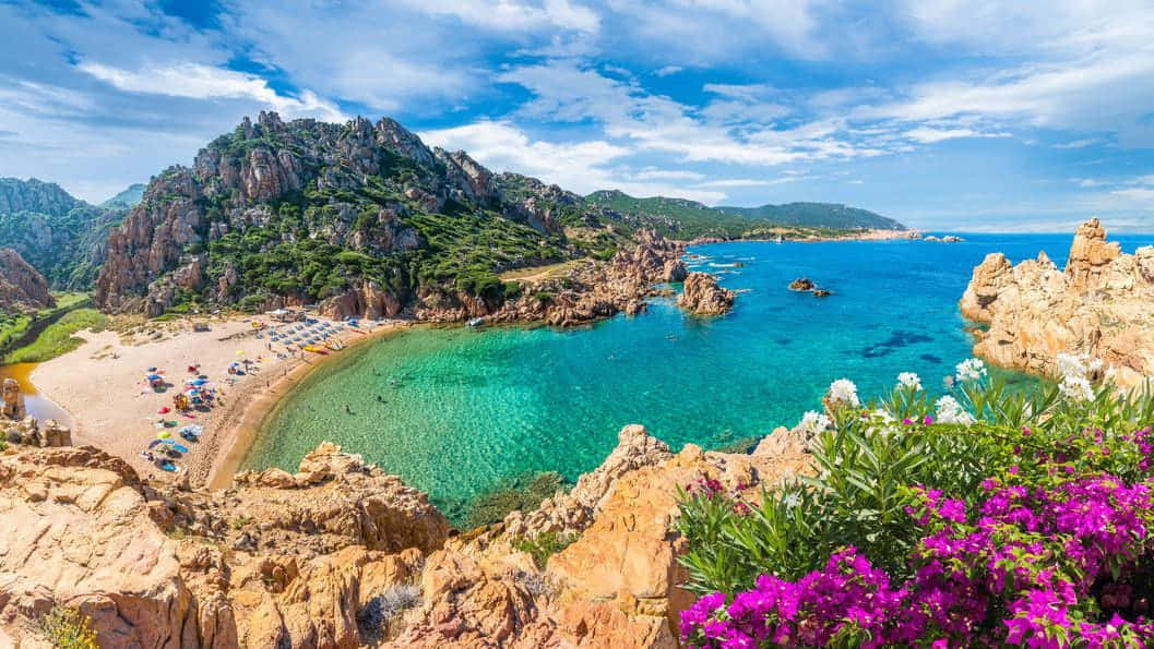 Île Italienne Pittoresque Avec Des Eaux Cristallines Et Un Village Côtier Fond d'écran