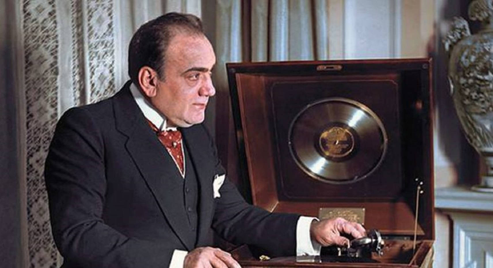 Cantantede Ópera Italiano Enrico Caruso Retrato De Ángulo Medio Fondo de pantalla