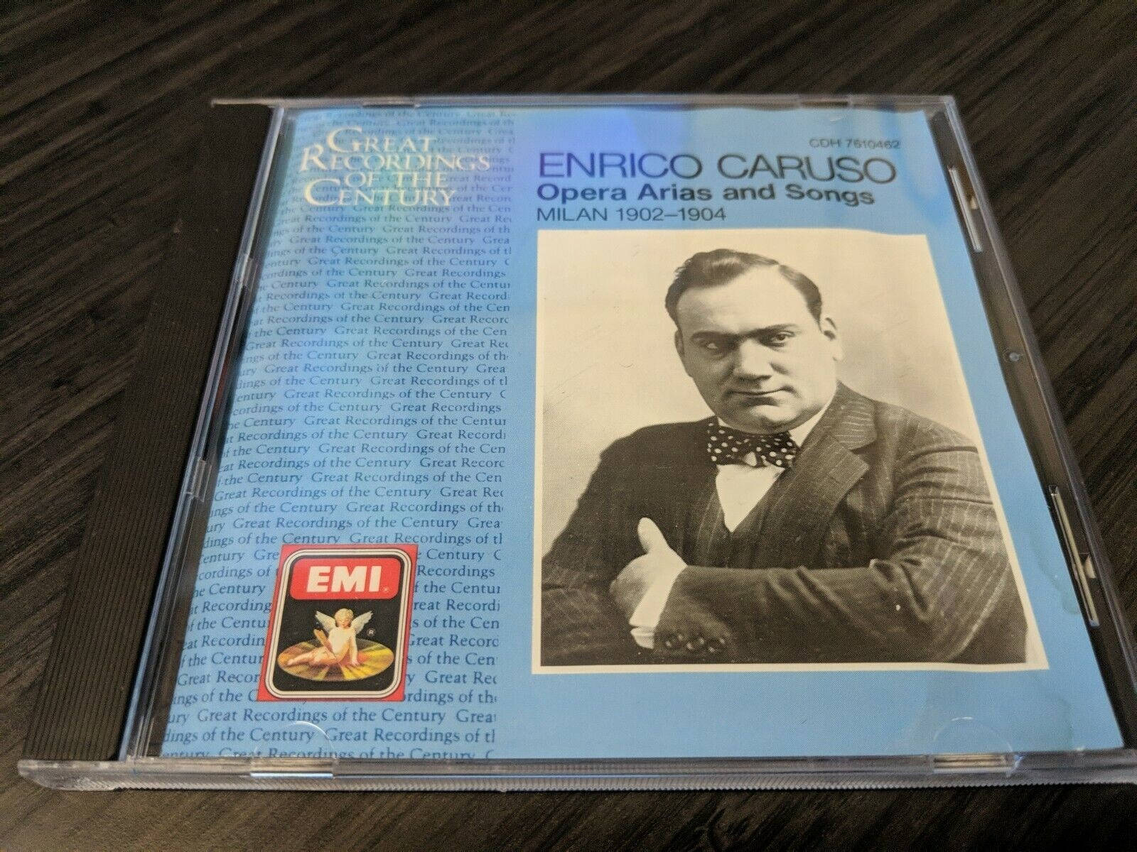 Sammensætning af sang ved den italienske opera sanger Enrico Caruso wallpaper. Wallpaper