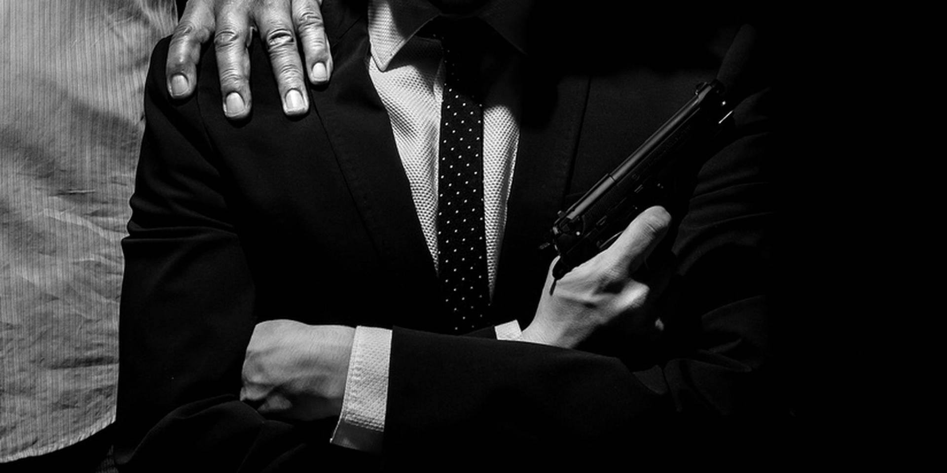 Italiensk Mafia Holder En Pistol Wallpaper
