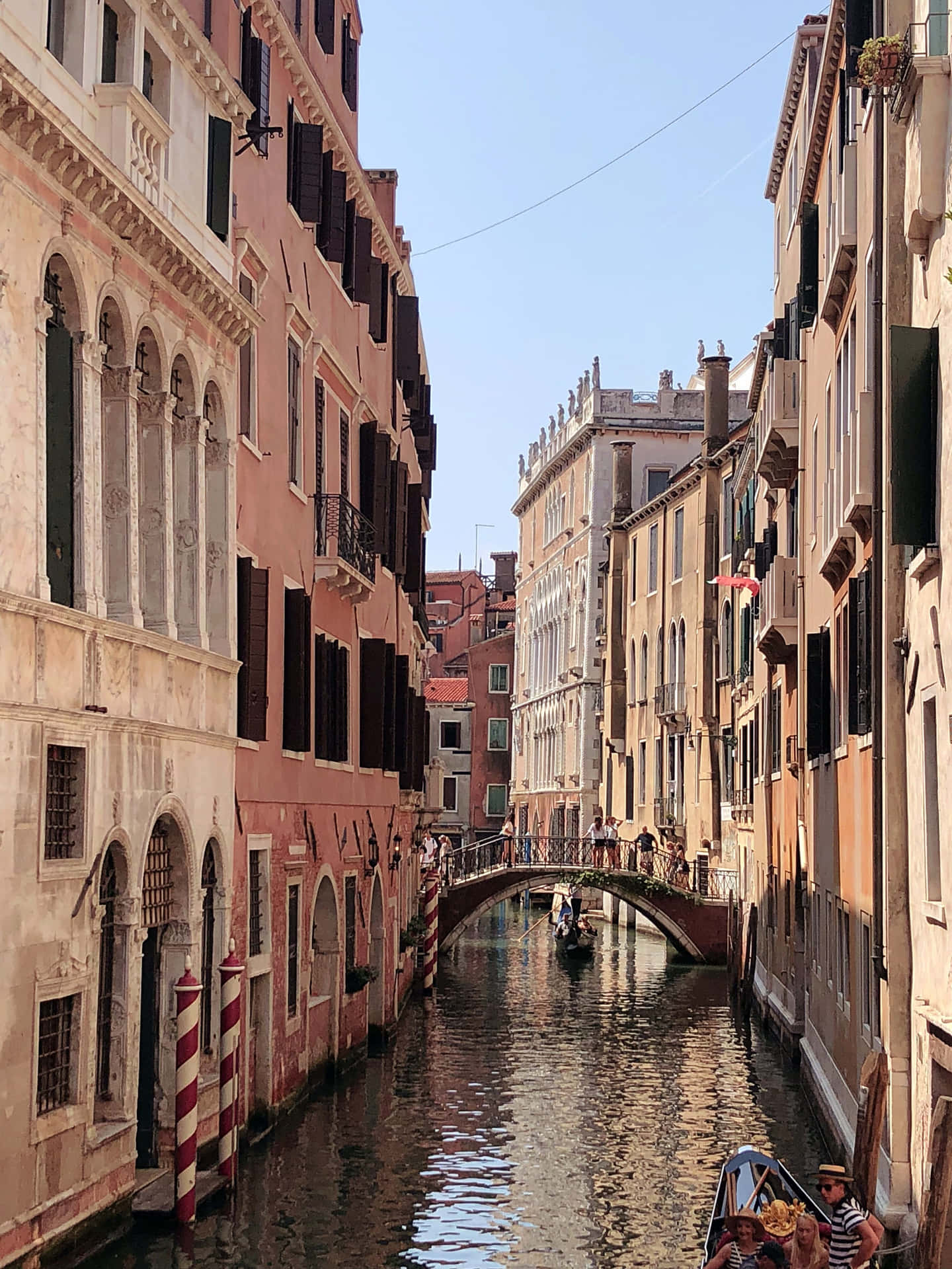 Einblick Auf Die Farbenfrohen Straßen Von Venedig, Italien. Wallpaper