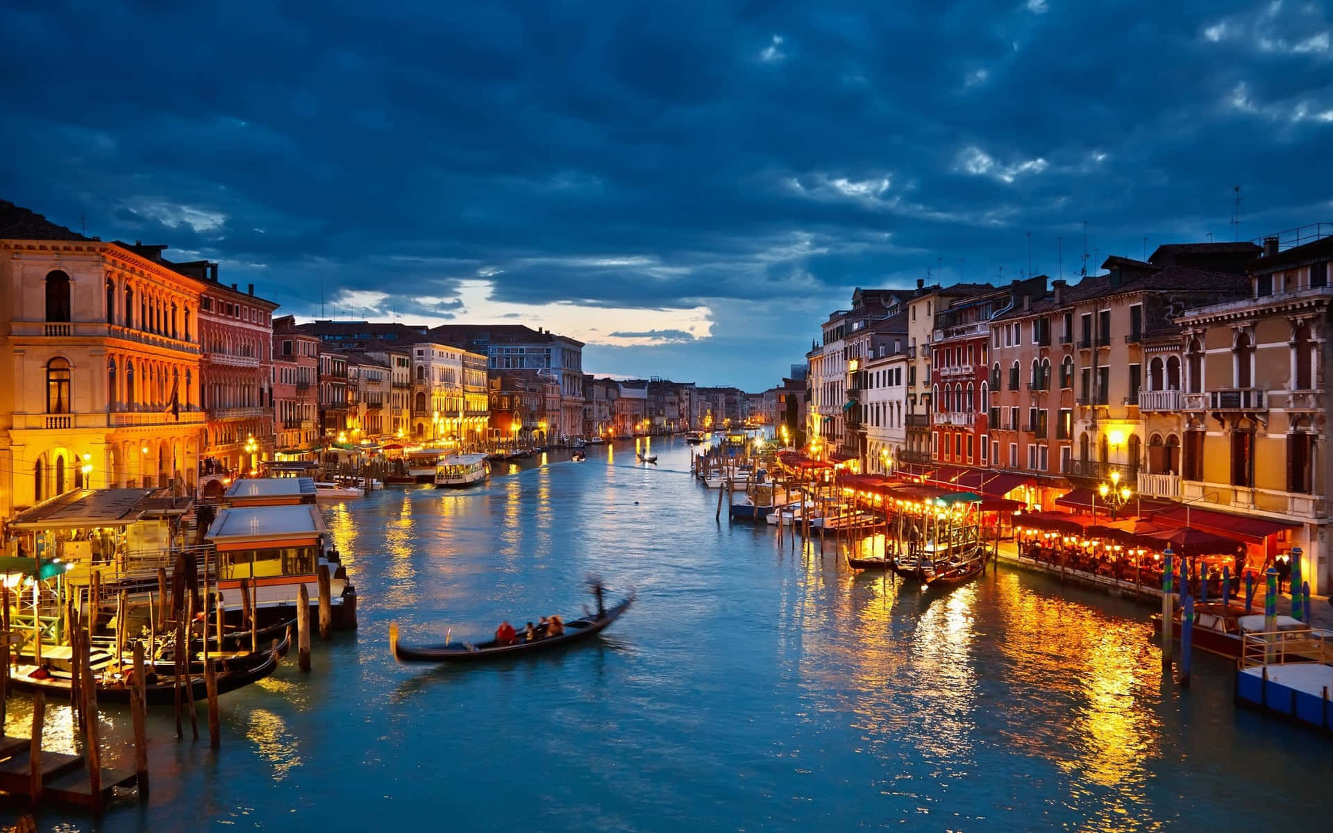 Gondolerog Venedigs Kanaler, Italien.