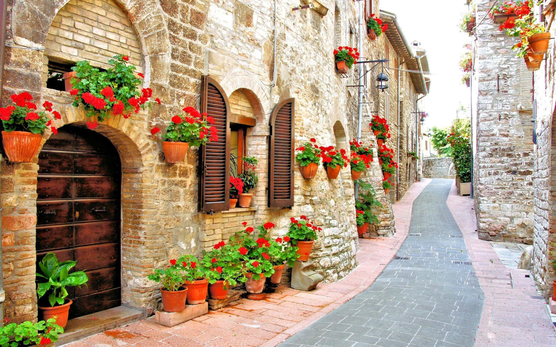 Be charmed by the picturesque beauty of Italy