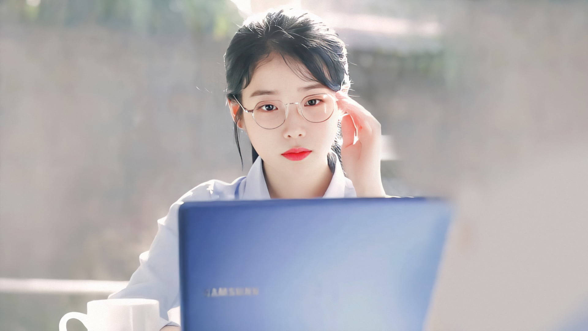 IU Stunning in Transparent Eyeglasses Wallpaper