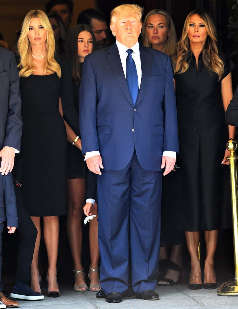 Ivana Trump deltager i en begravelse Wallpaper