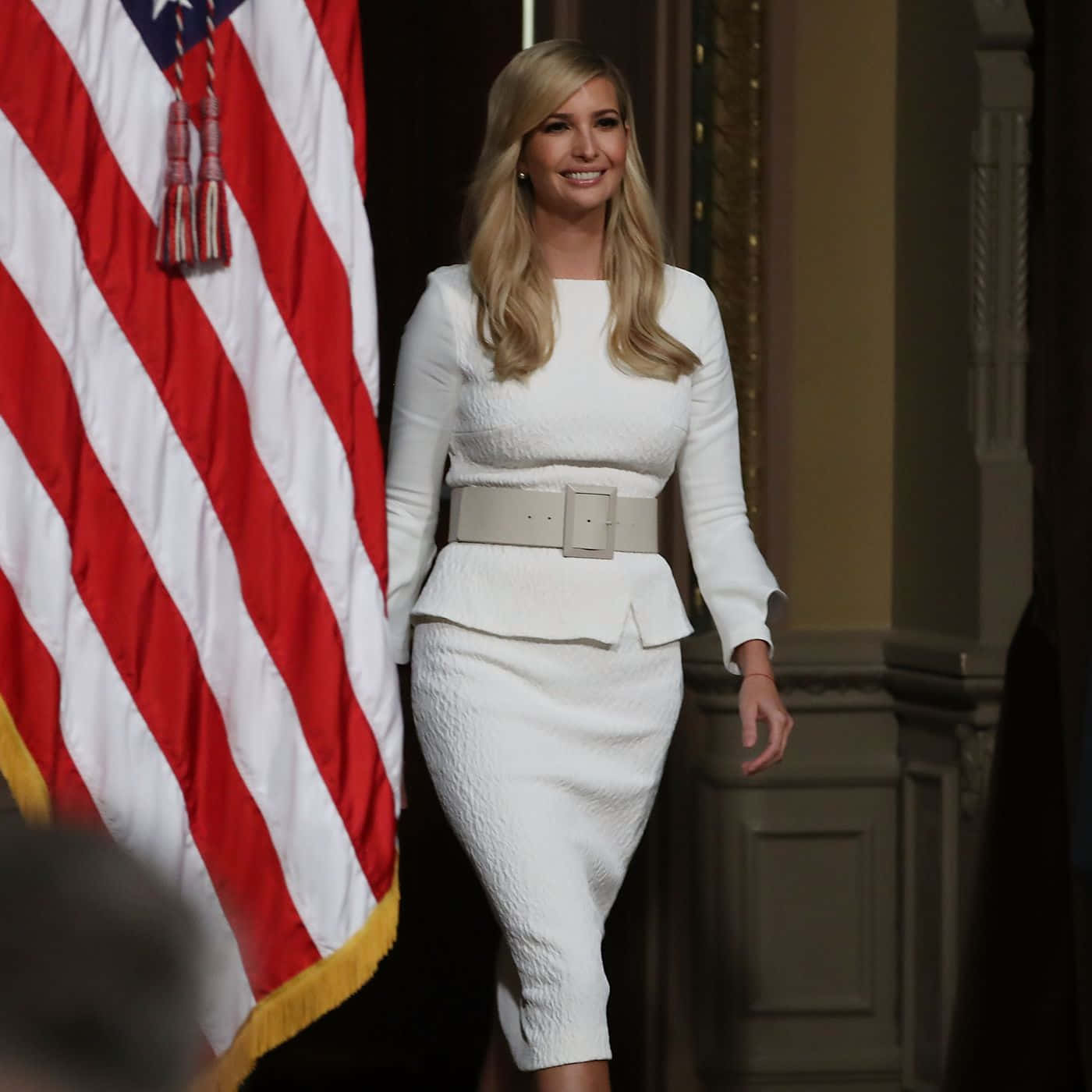 Ivana Trump iført hvidt outfit wallpaper Wallpaper