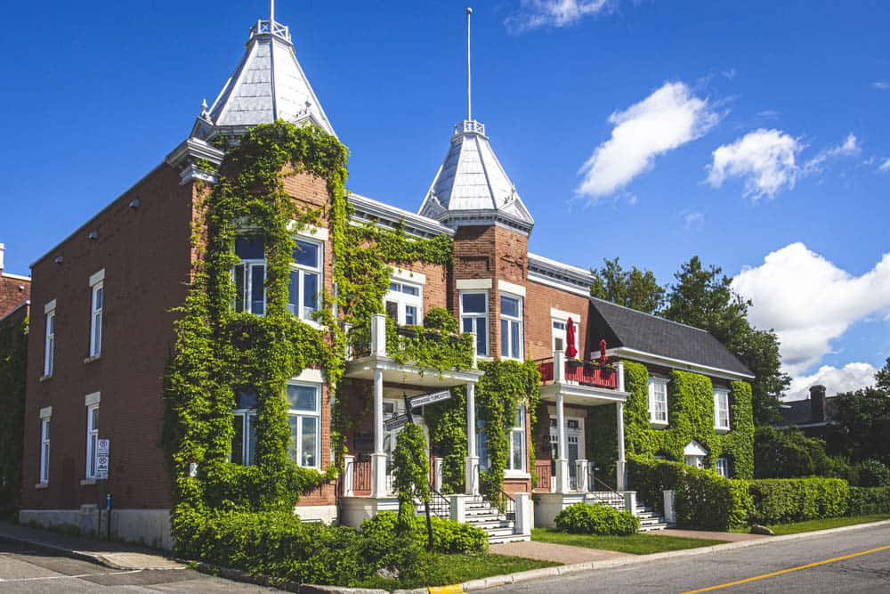 Ivy Covered Historic Building Trois Rivieres Wallpaper