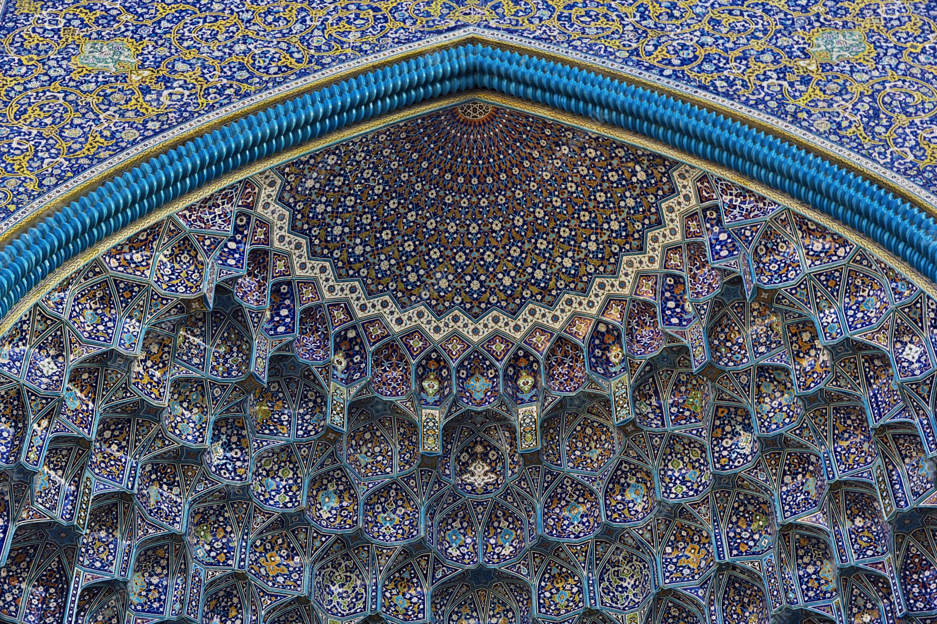 Iwan Entrance Muqarnas Of Ishafan Wallpaper