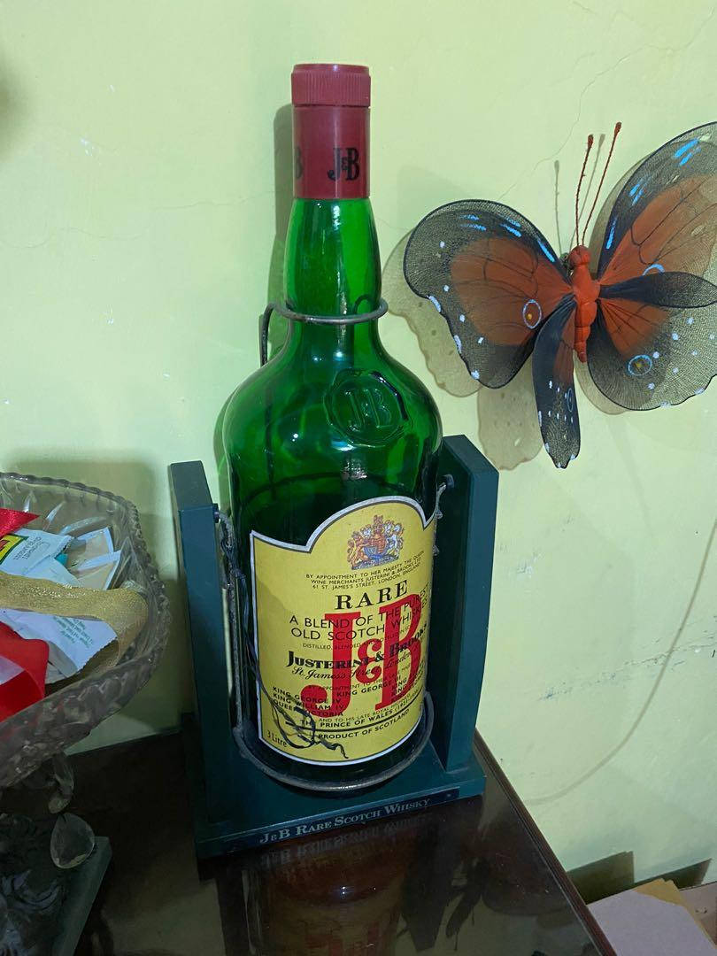 Un'originaledecorazione Per La Casa - Bottiglia Gigante Di Whisky J&b Sfondo