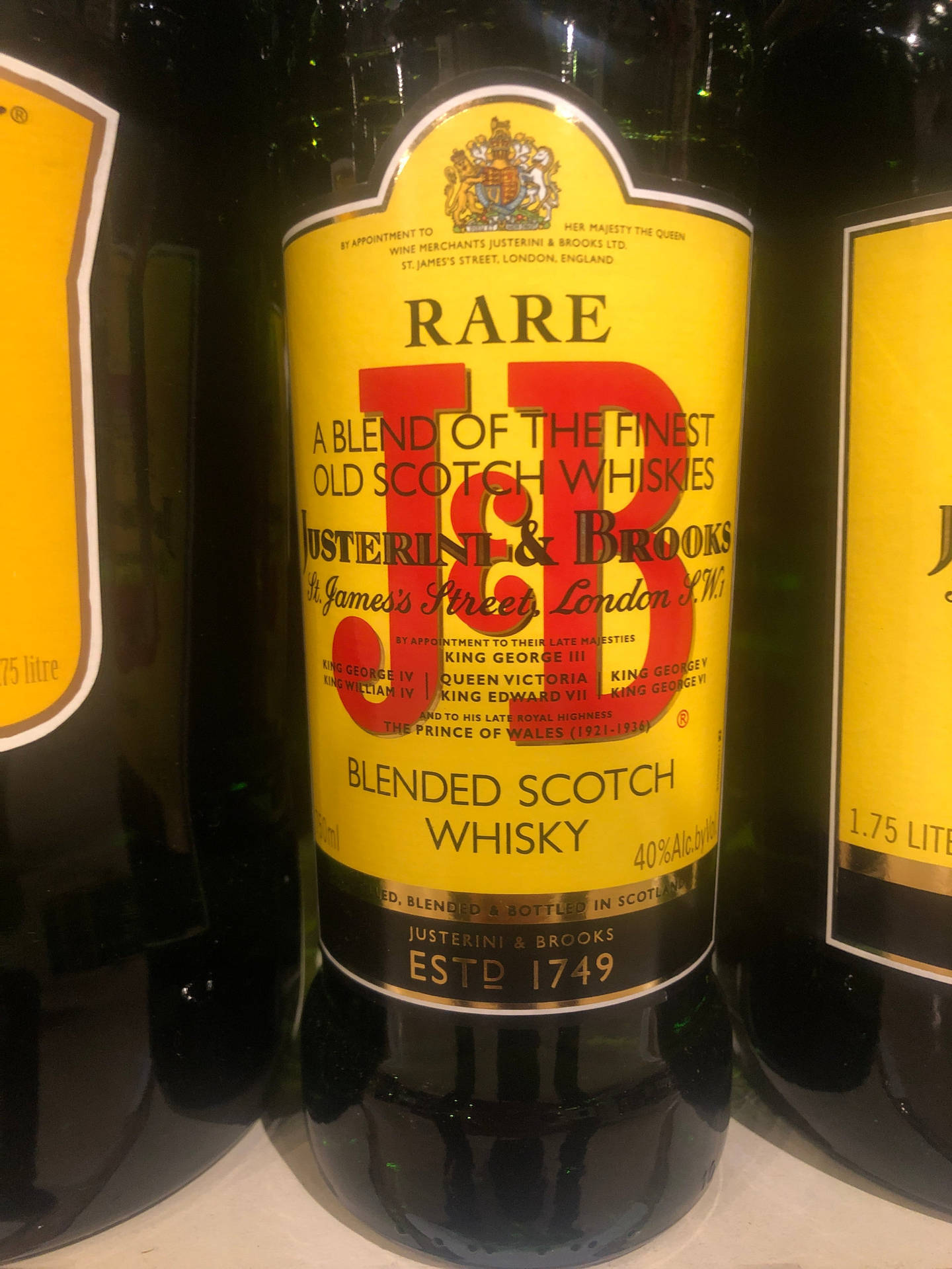 Botellade Whisky Escocés Mezclado J&b Rare Fondo de pantalla