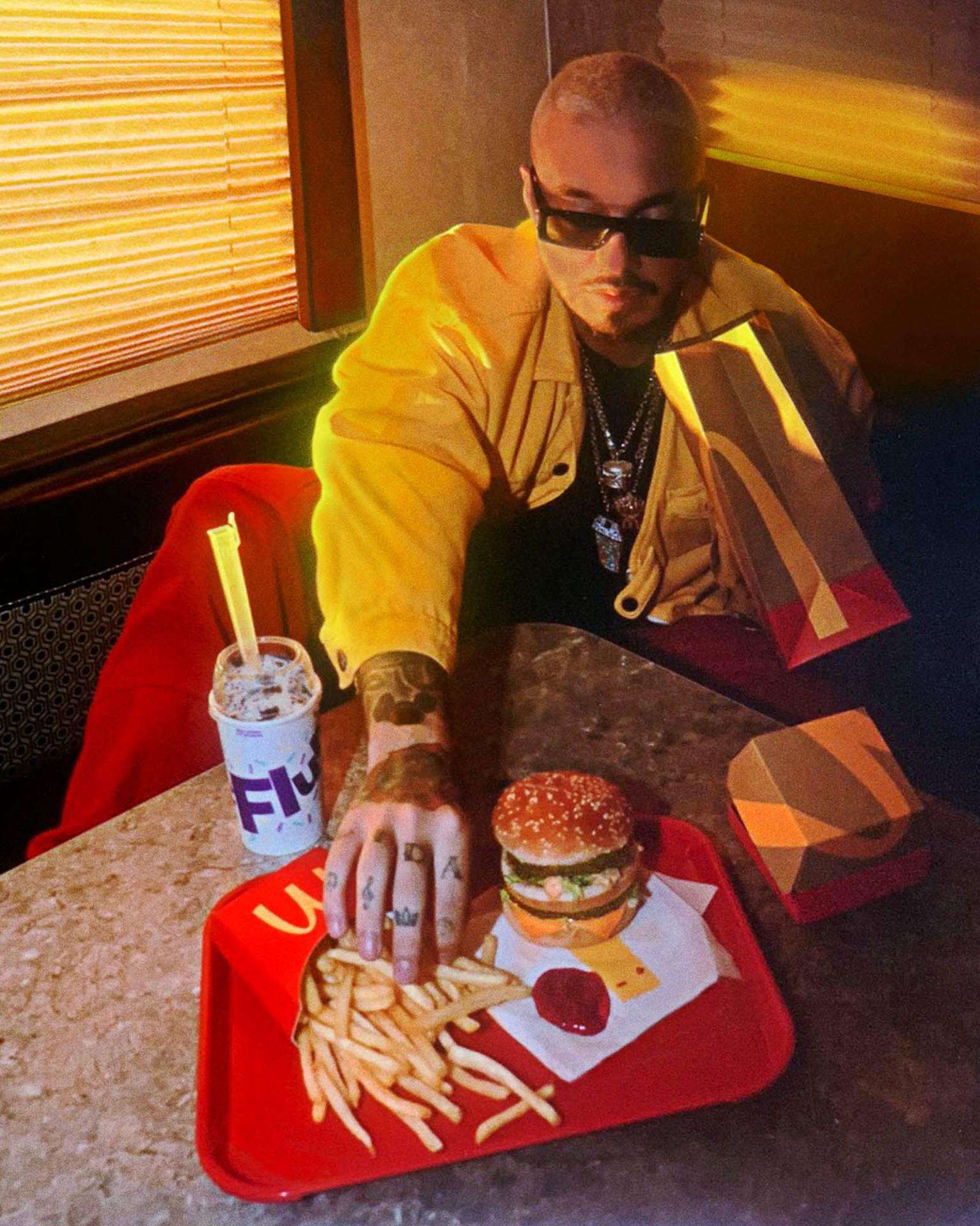 J Balvin spiser burger og pomfritter tapet Wallpaper
