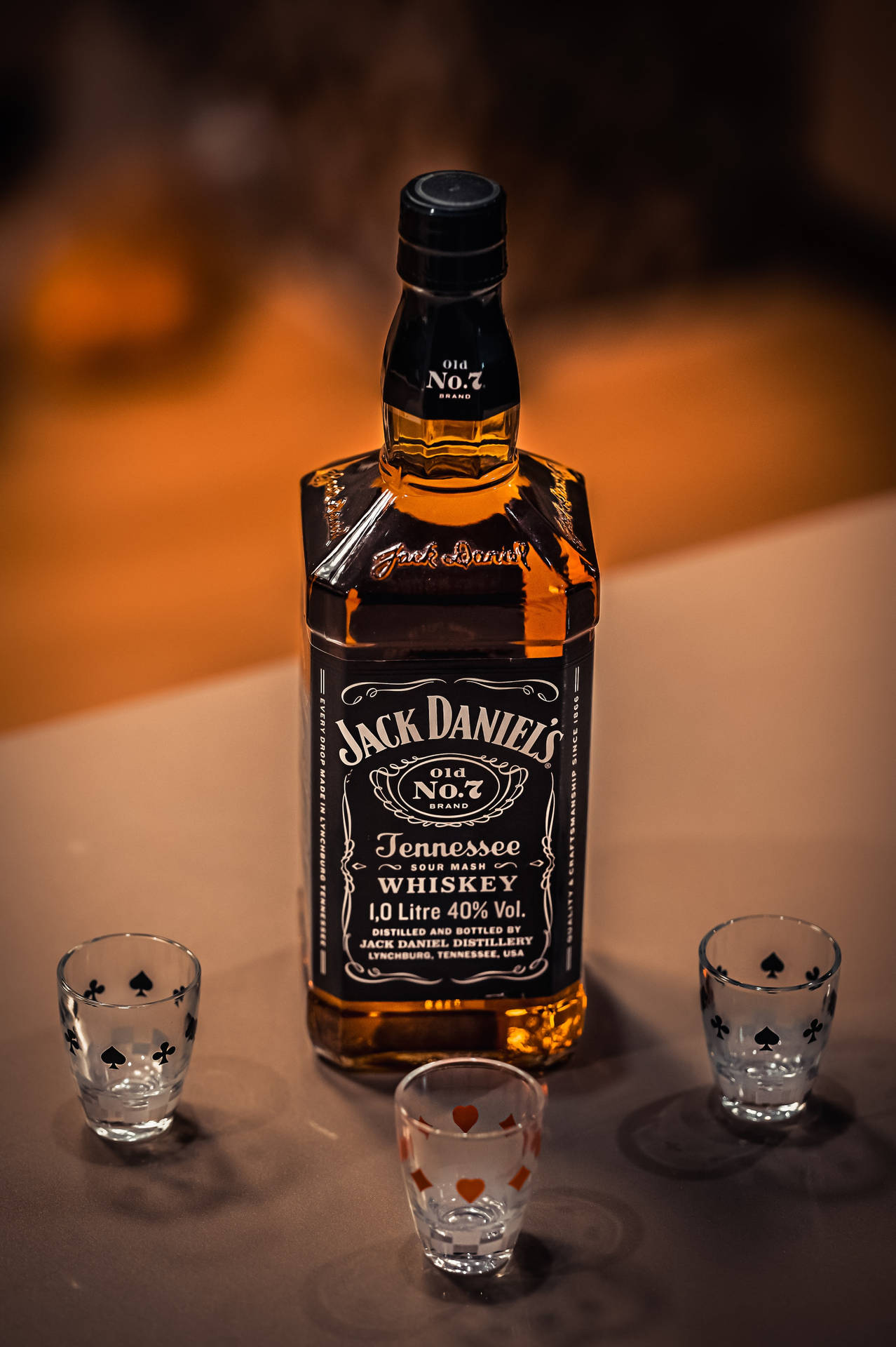 Bottigliadi Whiskey Jack Daniels Con Bicchierini Da Shot. Sfondo