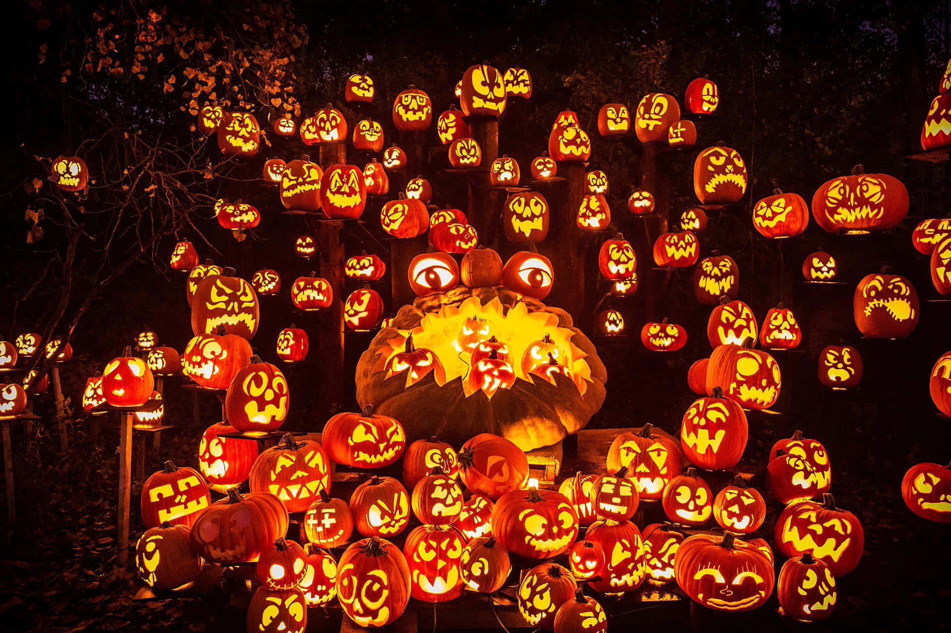 Iljack-o-lantern Ritagliato Si Prepara Per Halloween