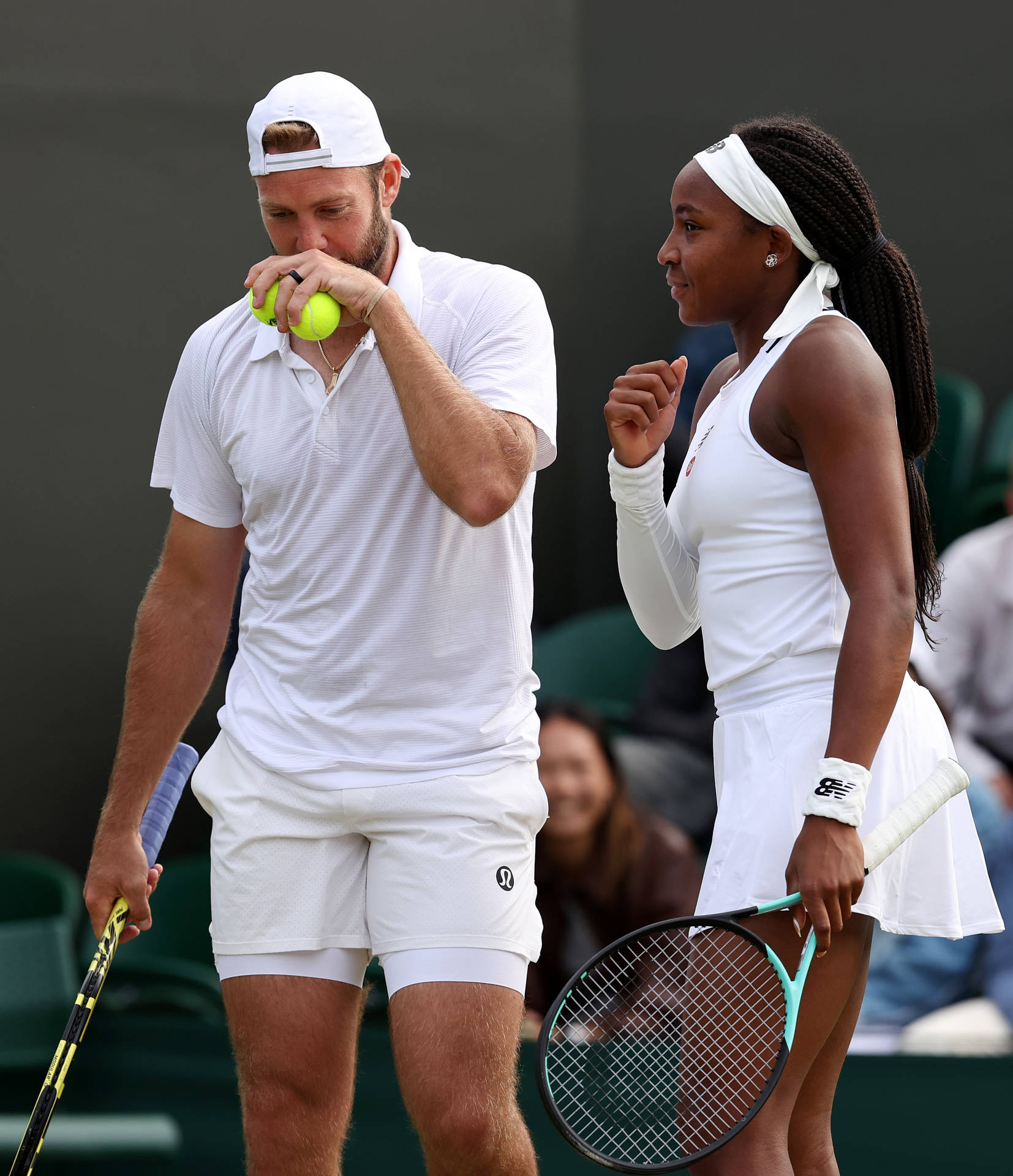 Jack Sock og Serena Williams-duoen stikker ud på det lysegrønne tapet. Wallpaper