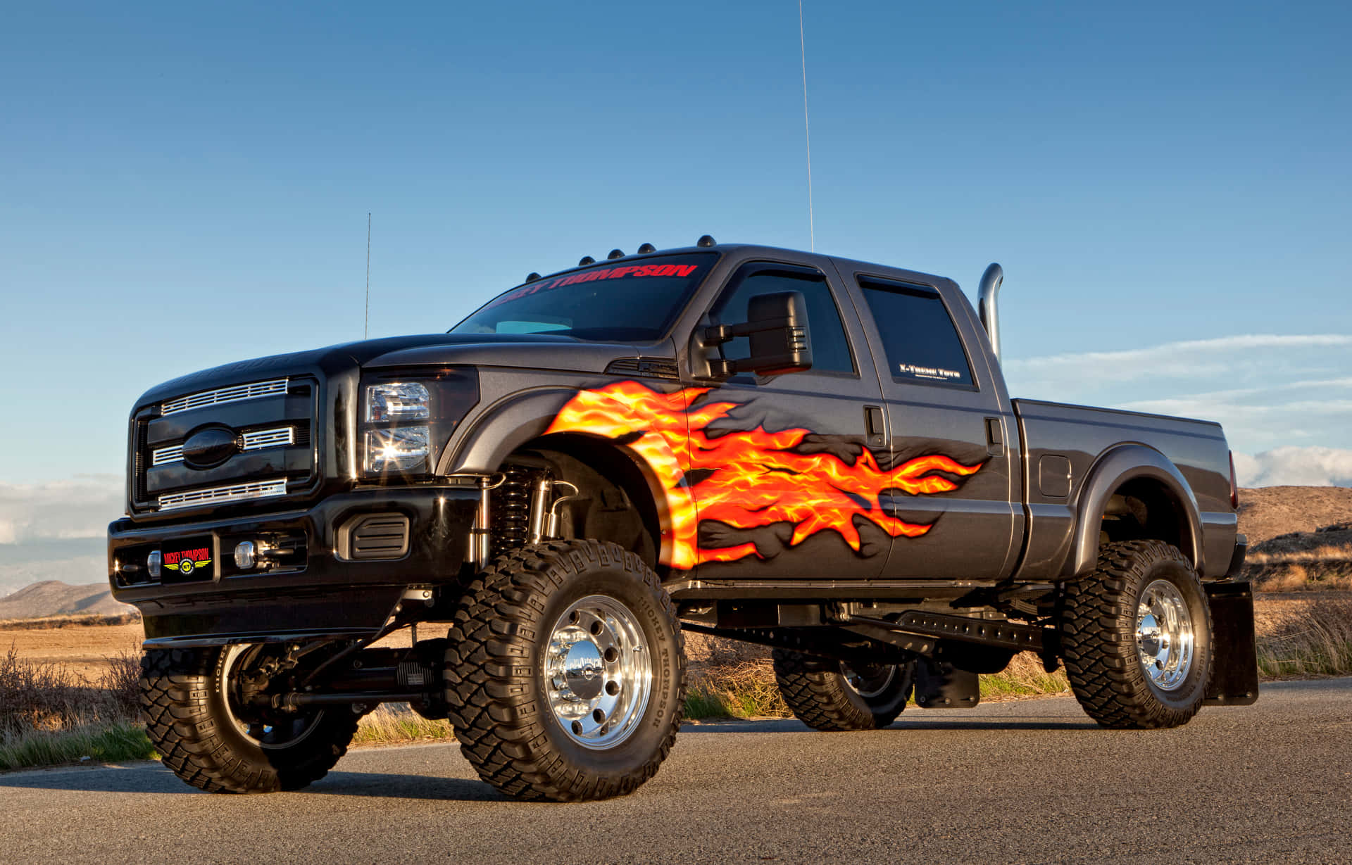 En sort lastbil med flammer på det. Wallpaper