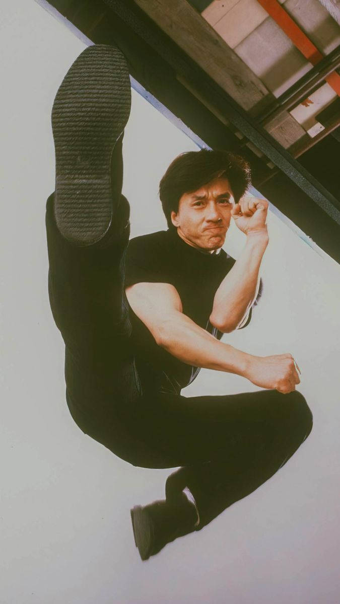 Jackiechan Dando Una Patada Voladora. Fondo de pantalla