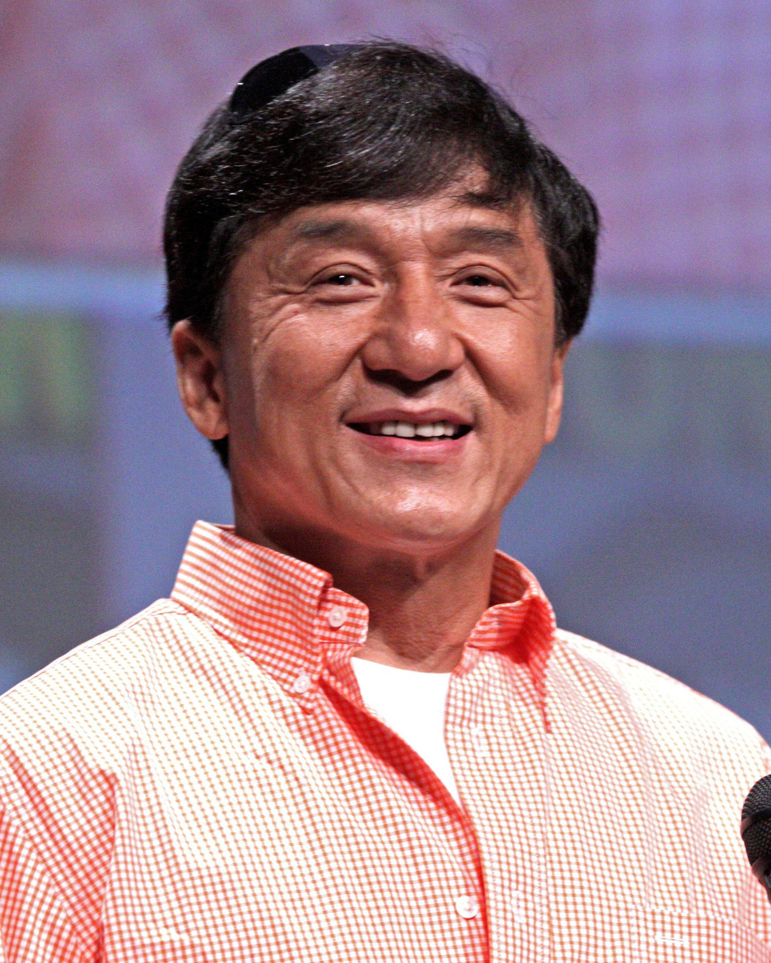 Jackie Chan i pink polo er et flot tapet. Wallpaper