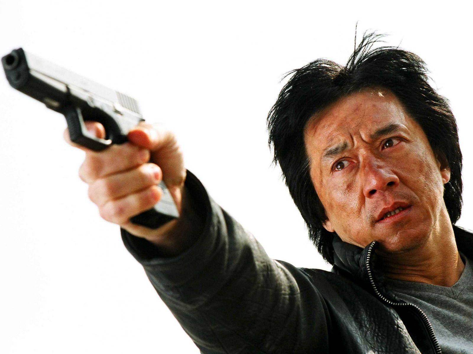 Jackie Chan Med Et Våben Wallpaper