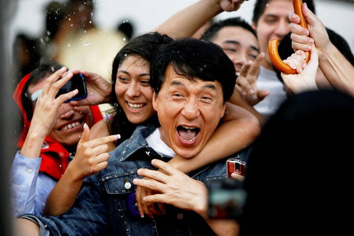 Jackie Chan med tilhængere. Wallpaper