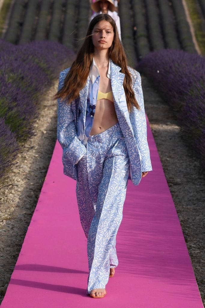 Jacquemus model i blå terno Wallpaper