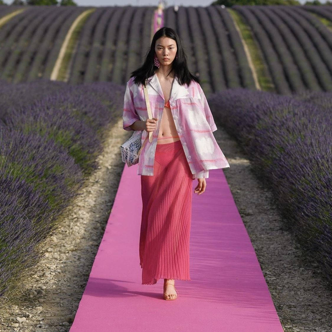 Jacquemus Model På Pink Catwalk Wallpaper