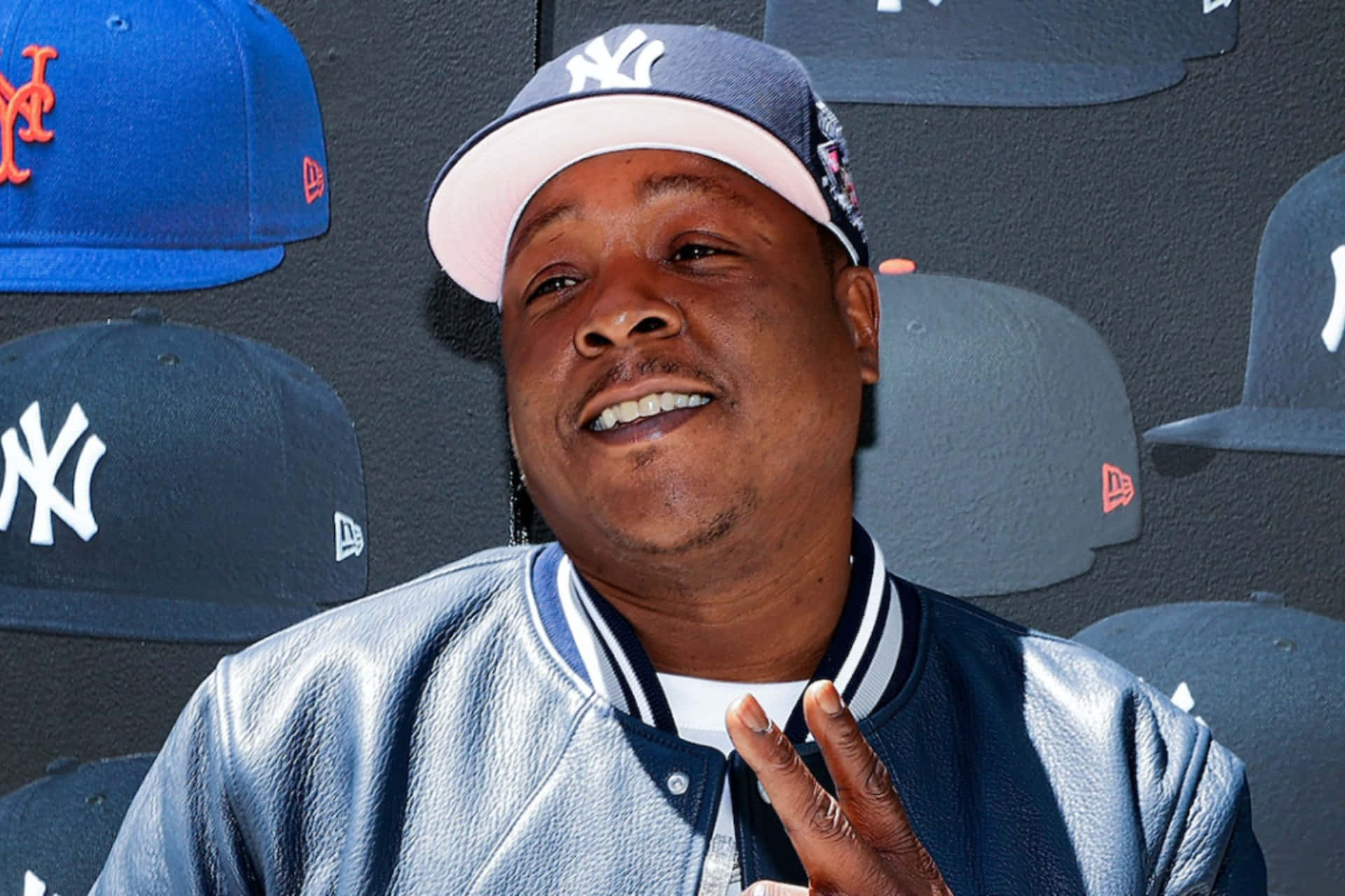 Jadakiss Smilingwith Peace Sign Wallpaper