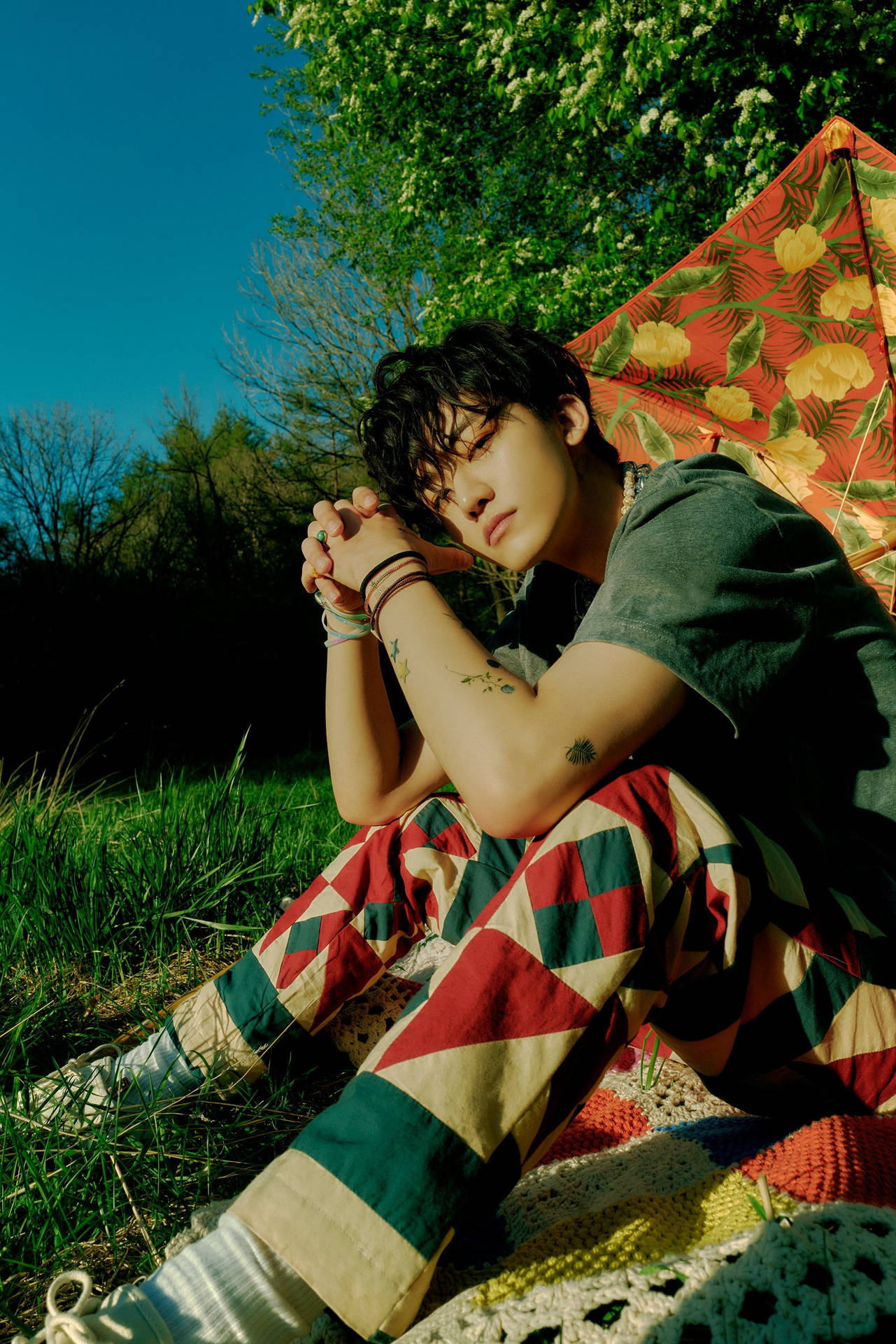 Jaemin NCT på græs Tapet: Wallpaper