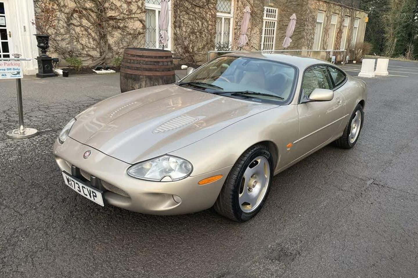 Jaguar X K Coupé Garé À L'extérieur Fond d'écran