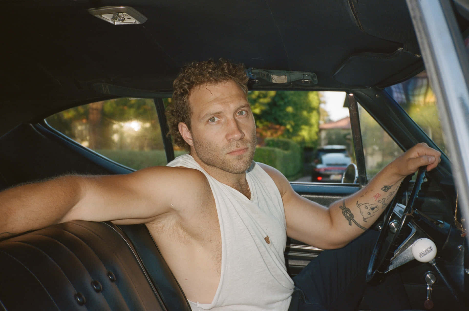 Jai Courtney Classic Car Casual Look Wallpaper