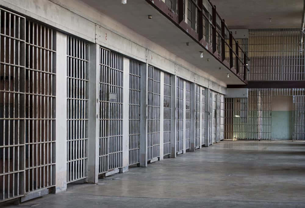En fængsel celle med stænger i midten