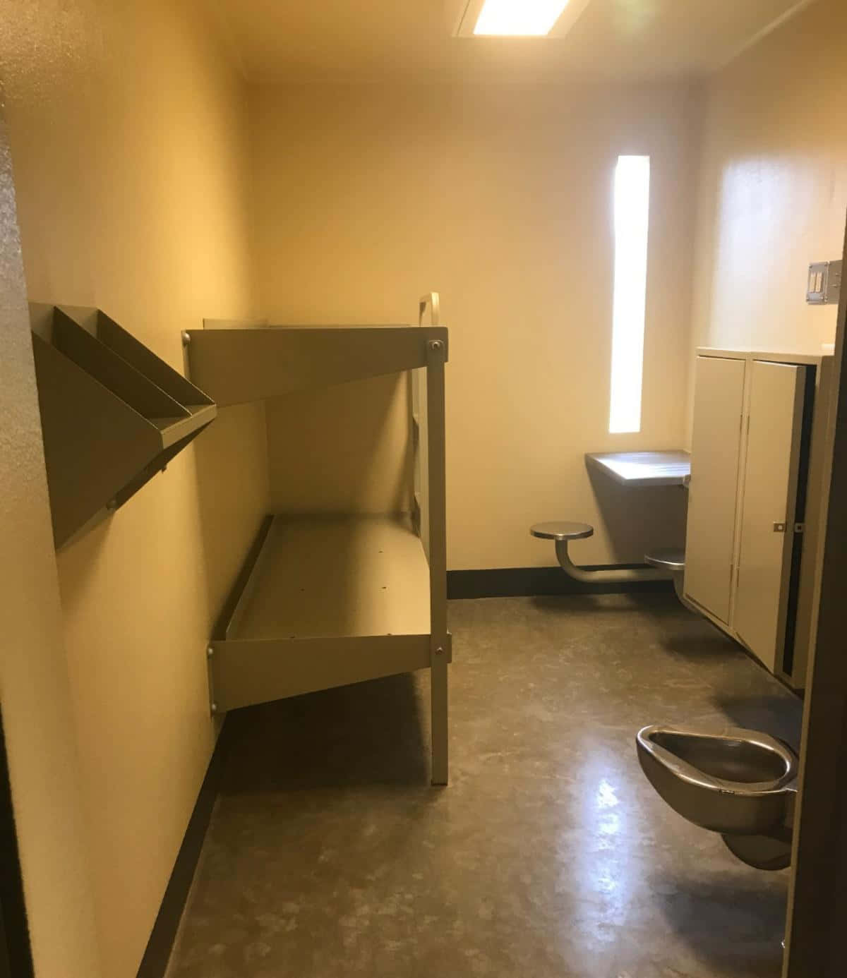 Et værelse med en toilet og en vask.