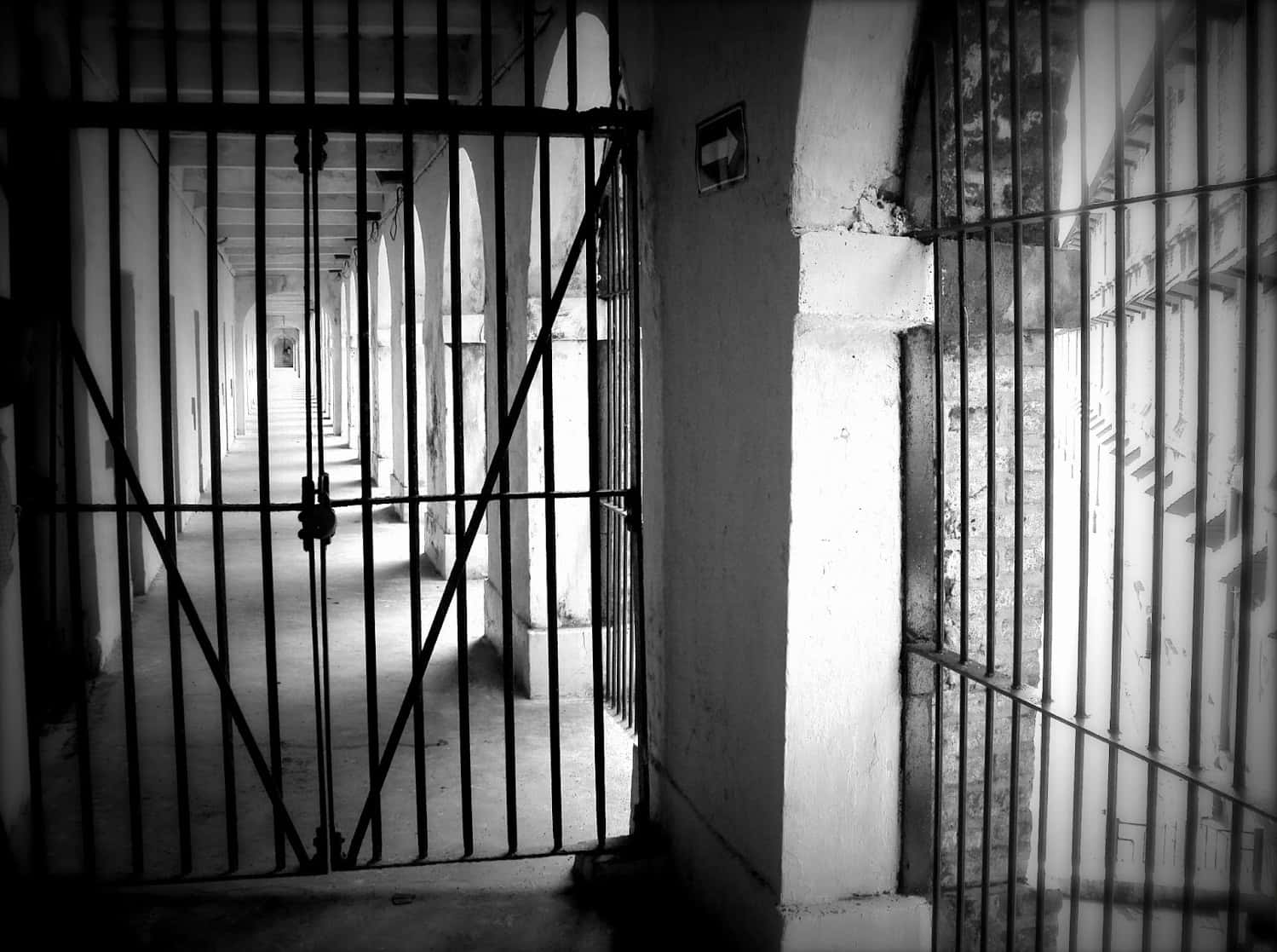 En sort-hvid foto af et fængsel port